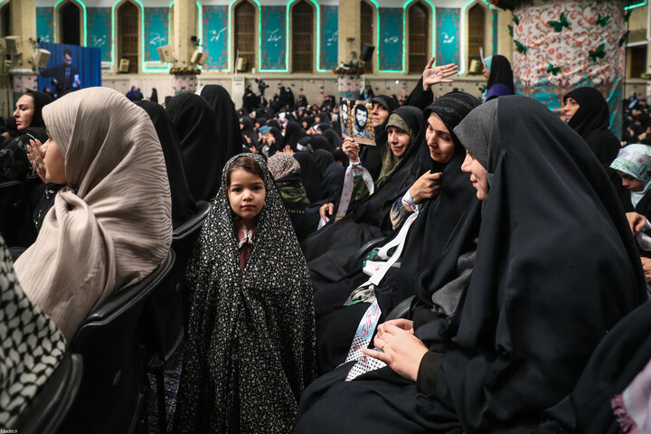تصاویر/ دیدار هزاران نفر از زنان و دختران با رهبر معظم انقلاب