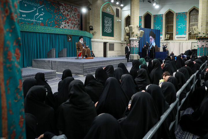 تصاویر/ دیدار هزاران نفر از زنان و دختران با رهبر معظم انقلاب