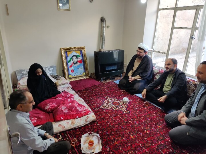 تصاویر / دیدار مسئول سازمان بسیج طلاب استان آذربایجان شرقی با خانواده شهید  حجت الاسلام یوسف محمدی