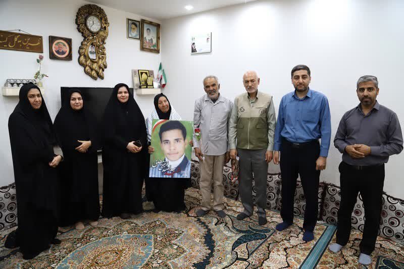 ادای احترام به مادر شهید؛ بانویی که فرزندش را برای امنیت این خاک تقدیم کرد+ تصاویر
