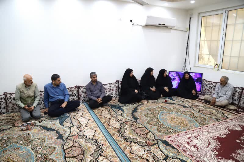 ادای احترام به مادر شهید؛ بانویی که فرزندش را برای امنیت این خاک تقدیم کرد+ تصاویر