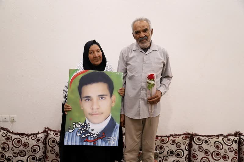 ادای احترام به مادر شهید؛ بانویی که فرزندش را برای امنیت این خاک تقدیم کرد+ تصاویر