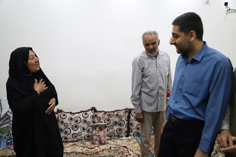 ادای احترام به مادر شهید؛ بانویی که فرزندش را برای امنیت این خاک تقدیم کرد+ تصاویر