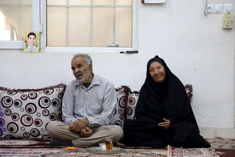 ادای احترام به مادر شهید؛ بانویی که فرزندش را برای امنیت این خاک تقدیم کرد+ تصاویر