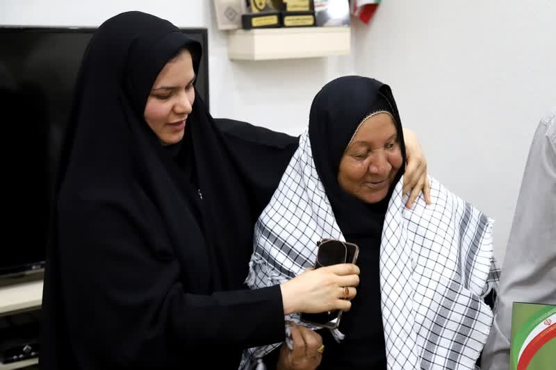 ادای احترام به مادر شهید؛ بانویی که فرزندش را برای امنیت این خاک تقدیم کرد+ تصاویر