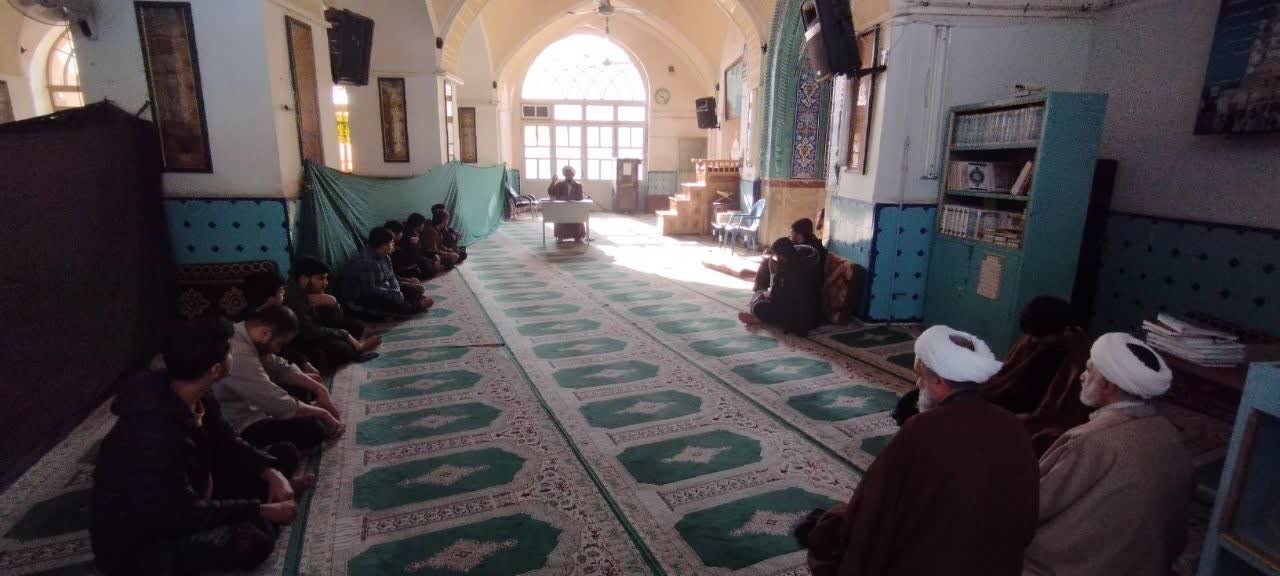 تصاویر/ درس اخلاق مدرسه علمیه آیت‌الله مدنی کاشانی(ره)