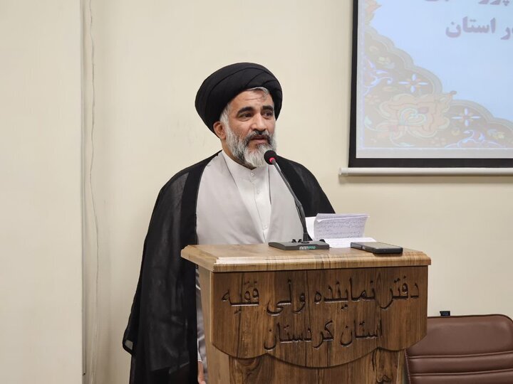 بانوان با هوشیاری در صحنه‌های اجتماعی و سیاسی حاضر باشند