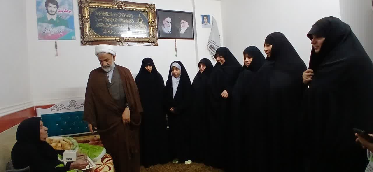 مادران و همسران شهدا نماد ایثار و مقاومت در جامعه اسلامی هستند