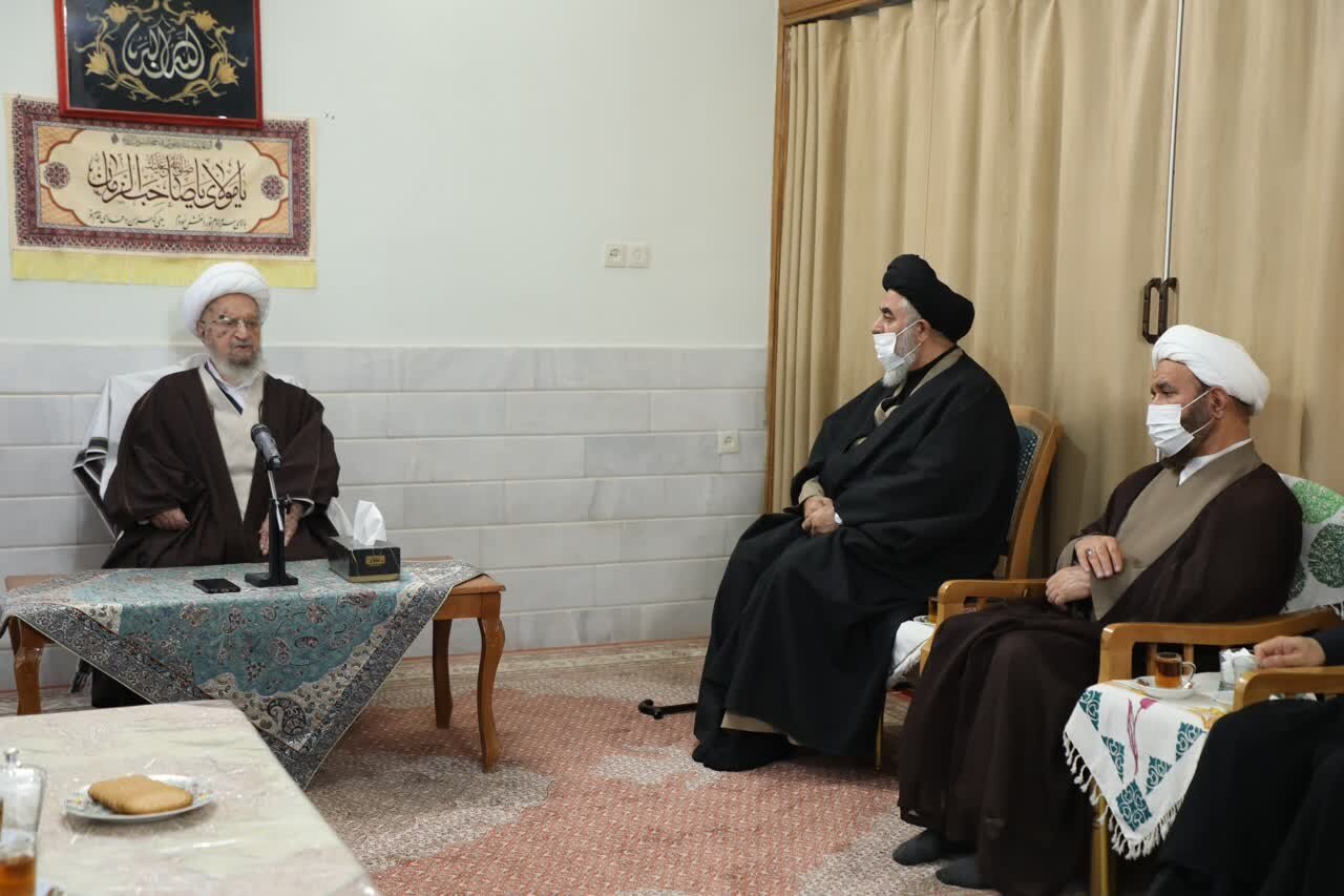 آية الله العظمى مكارم الشيرازي: يجب أن لا يمرّ يوم دون وجود خطيب في الأماكن المقدسة