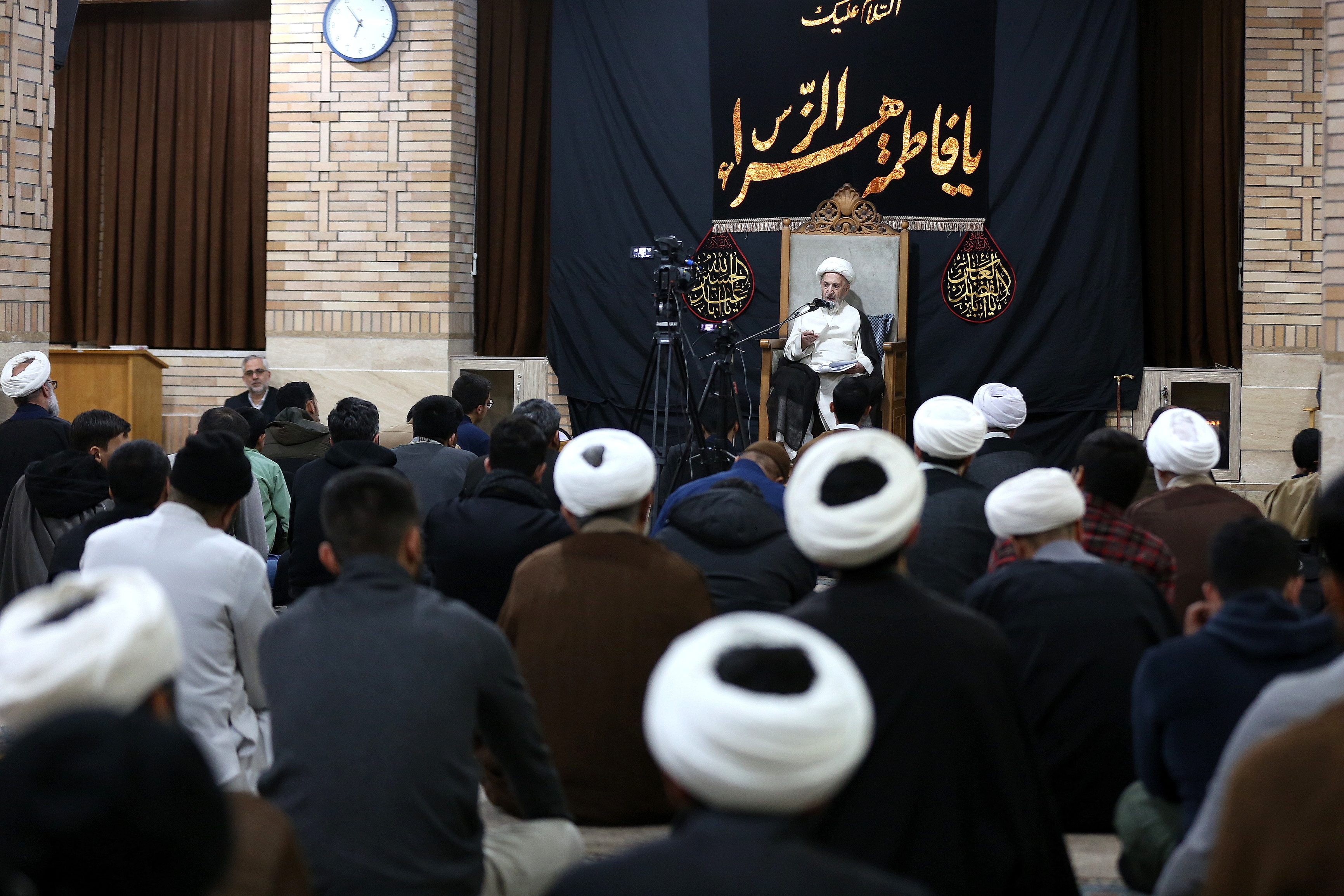 تصاویر/ آیت اللہ العظمیٰ سبحانی کا ہفتہ وار درسِ اخلاق کا روحانی منظر