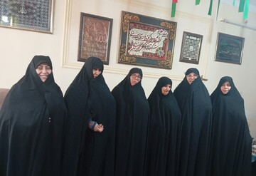 تصاویر/ دیدار طلاب مدرسه علمیه تخصصی حضرت زینب کبری(س) رفسنجان با مادر شهید حسین بادپا