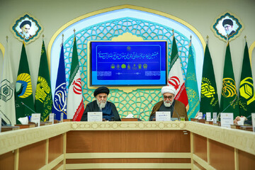 عده‌ای تلاش می‌کنند «زیارت» را به یک فعالیت گردشگری مذهبی تقلیل دهند