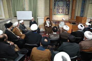 تصاویر/ دیدار جمعی از اعضای مرکز ارتباطات حوزه و نظام با نماینده ولی فقیه در خراسان رضوی