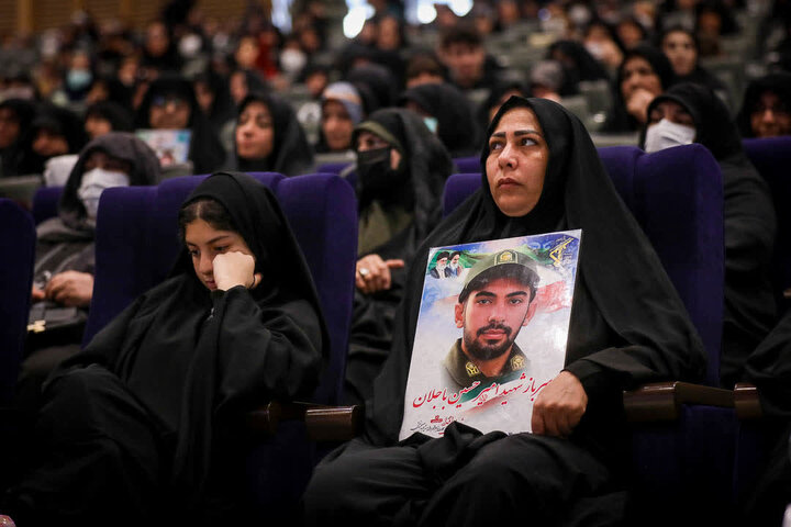 تصاویر / مراسم تکریم از مادران وهمسران شهدا با حضور امام جمعه قزوین