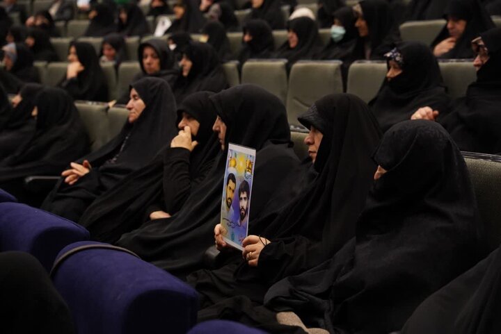 تصاویر / مراسم تکریم از مادران وهمسران شهدا با حضور امام جمعه قزوین