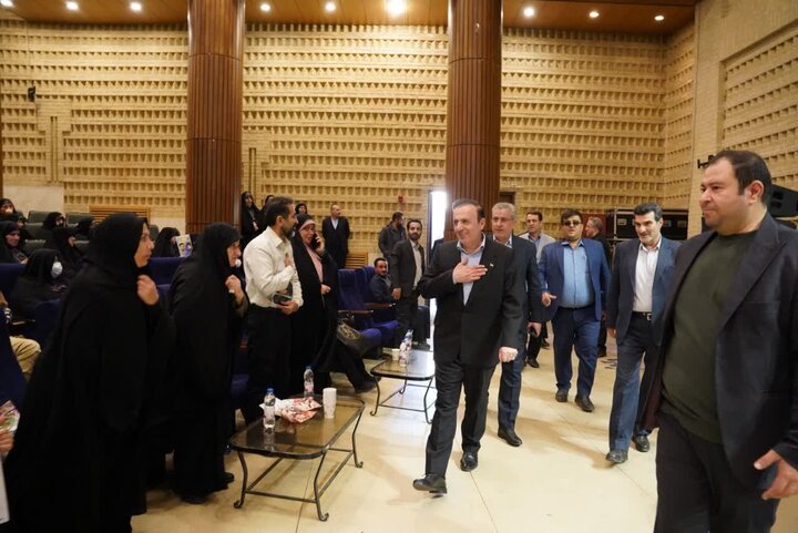 تصاویر / مراسم تکریم از مادران وهمسران شهدا با حضور امام جمعه قزوین