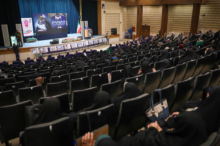 تصاویر / مراسم تکریم از مادران وهمسران شهدا با حضور امام جمعه قزوین