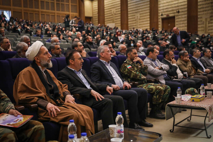 تصاویر / مراسم تکریم از مادران وهمسران شهدا با حضور امام جمعه قزوین