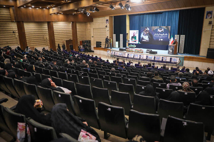 تصاویر / مراسم تکریم از مادران وهمسران شهدا با حضور امام جمعه قزوین