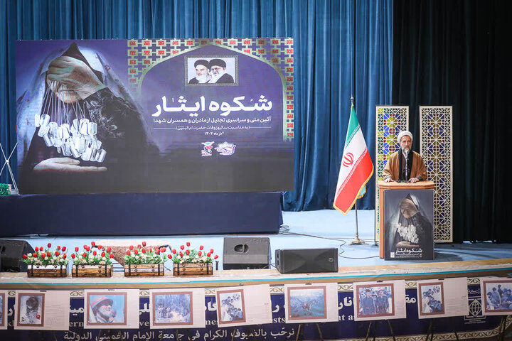 تصاویر / مراسم تکریم از مادران وهمسران شهدا با حضور امام جمعه قزوین