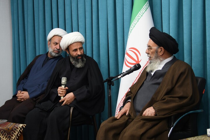 تصاویر| دیدار مسئولان و طلاب مدرسه علمیه مشکات شهرستان خمینی شهر با امام جمعه اصفهان