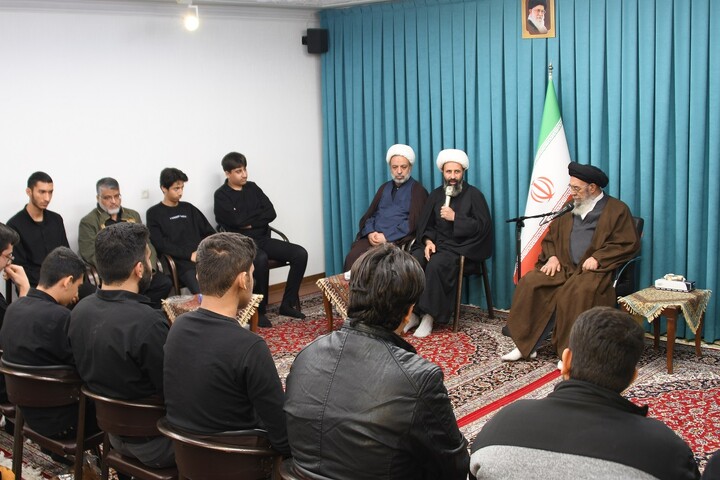 تصاویر| دیدار مسئولان و طلاب مدرسه علمیه مشکات شهرستان خمینی شهر با امام جمعه اصفهان