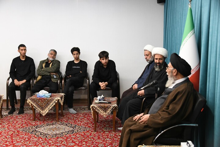 تصاویر| دیدار مسئولان و طلاب مدرسه علمیه مشکات شهرستان خمینی شهر با امام جمعه اصفهان