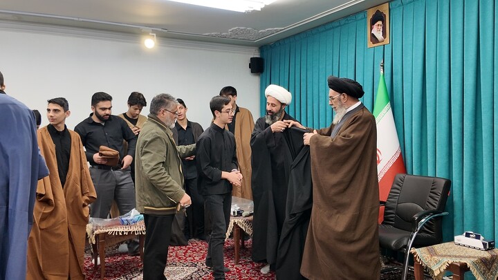 تصاویر| دیدار مسئولان و طلاب مدرسه علمیه مشکات شهرستان خمینی شهر با امام جمعه اصفهان