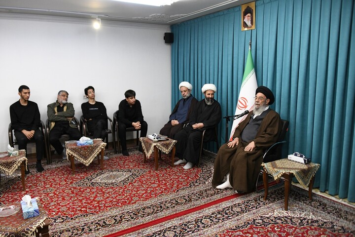 تصاویر| دیدار مسئولان و طلاب مدرسه علمیه مشکات شهرستان خمینی شهر با امام جمعه اصفهان