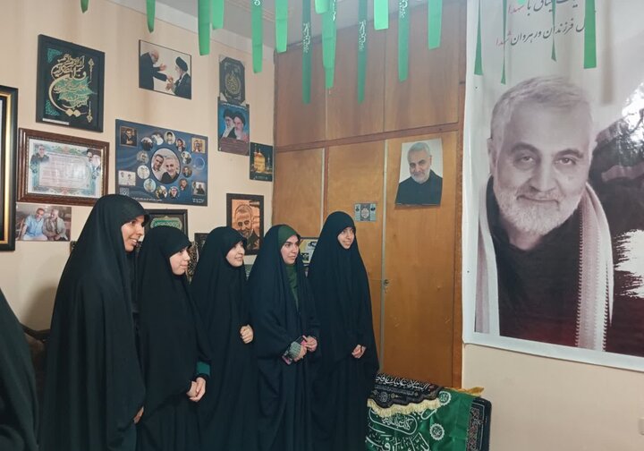 تصاویر/ دیدار با مادر شهید حسین بادپا توسط طلاب مدرسه علمیه تخصصی حضرت زینب کبری(س) رفسنجان