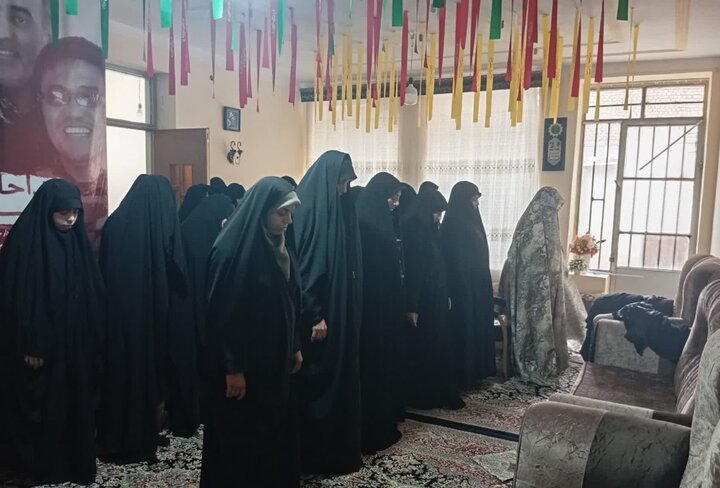 تصاویر/ دیدار با مادر شهید حسین بادپا توسط طلاب مدرسه علمیه تخصصی حضرت زینب کبری(س) رفسنجان