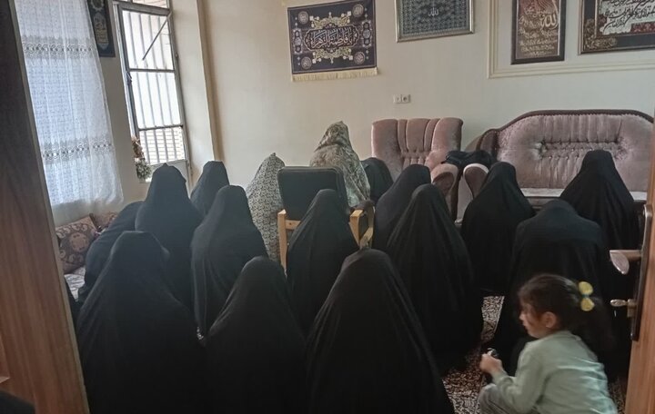 تصاویر/ دیدار با مادر شهید حسین بادپا توسط طلاب مدرسه علمیه تخصصی حضرت زینب کبری(س) رفسنجان