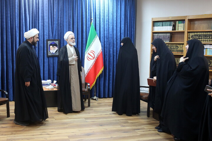 تصاویر/ دیدار رئیس ستاد ملی بزرگداشت مقام زن و مادر با آیت الله اعرافی