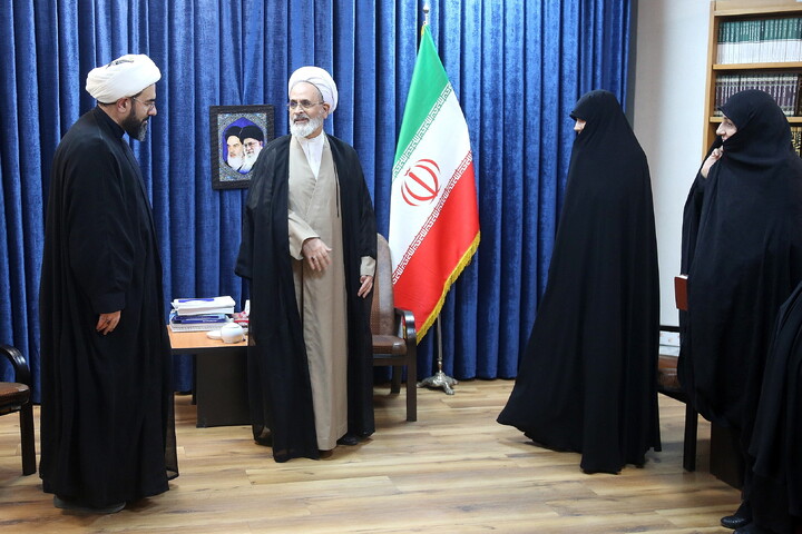 تصاویر/ دیدار رئیس ستاد ملی بزرگداشت مقام زن و مادر با آیت الله اعرافی