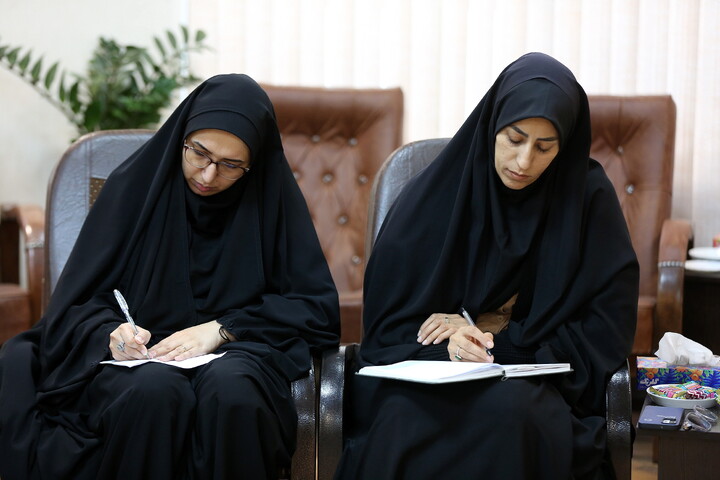 تصاویر/ دیدار رئیس ستاد ملی بزرگداشت مقام زن و مادر با آیت الله اعرافی