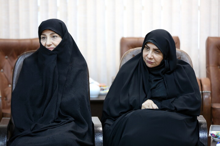 تصاویر/ دیدار رئیس ستاد ملی بزرگداشت مقام زن و مادر با آیت الله اعرافی