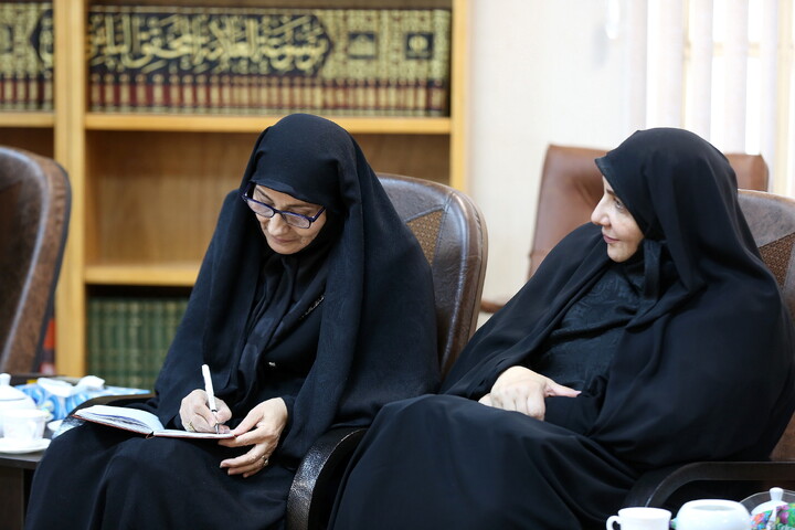 تصاویر/ دیدار رئیس ستاد ملی بزرگداشت مقام زن و مادر با آیت الله اعرافی
