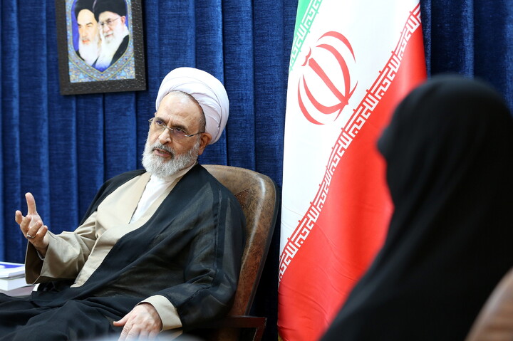 تصاویر/ دیدار رئیس ستاد ملی بزرگداشت مقام زن و مادر با آیت الله اعرافی