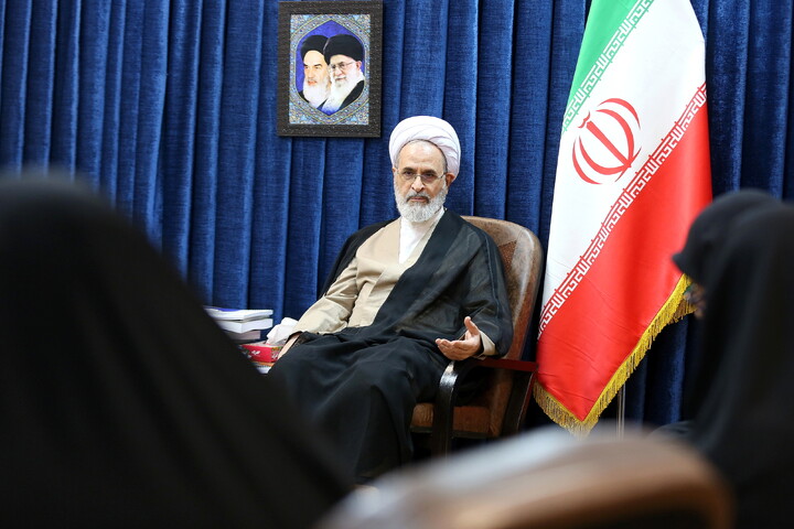 تصاویر/ دیدار رئیس ستاد ملی بزرگداشت مقام زن و مادر با آیت الله اعرافی