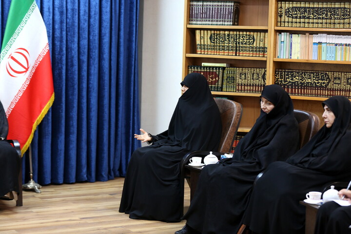 تصاویر/ دیدار رئیس ستاد ملی بزرگداشت مقام زن و مادر با آیت الله اعرافی