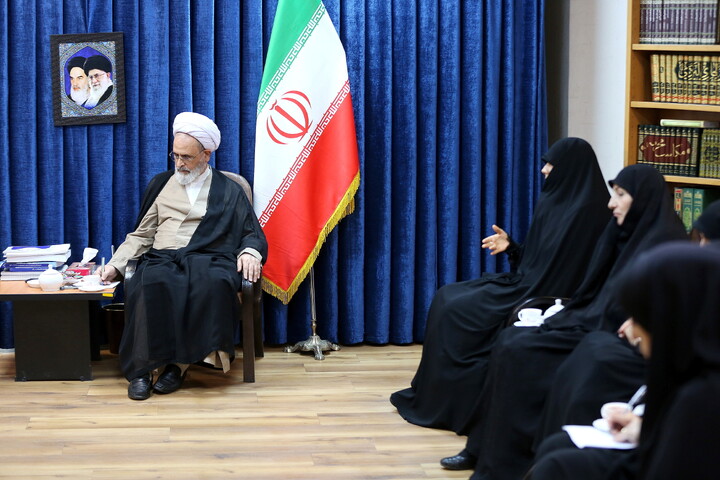 تصاویر/ دیدار رئیس ستاد ملی بزرگداشت مقام زن و مادر با آیت الله اعرافی