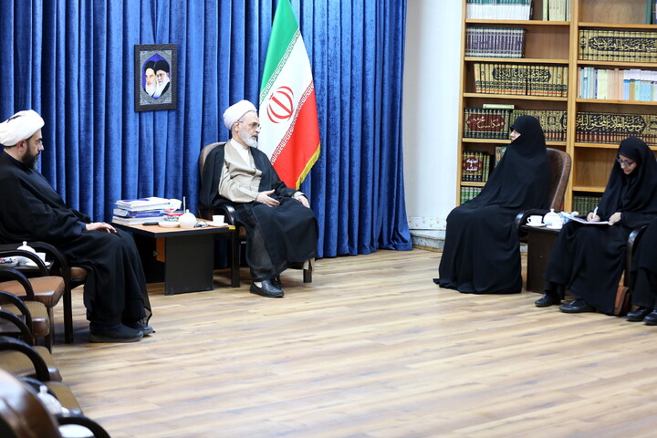 تصاویر/ دیدار رئیس ستاد ملی بزرگداشت مقام زن و مادر با آیت الله اعرافی