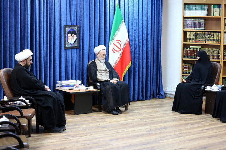 تصاویر/ دیدار رئیس ستاد ملی بزرگداشت مقام زن و مادر با آیت الله اعرافی