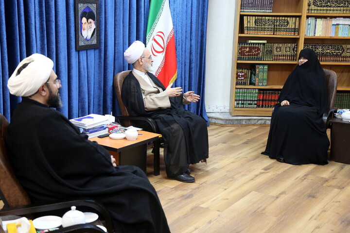 تصاویر/ دیدار رئیس ستاد ملی بزرگداشت مقام زن و مادر با آیت الله اعرافی