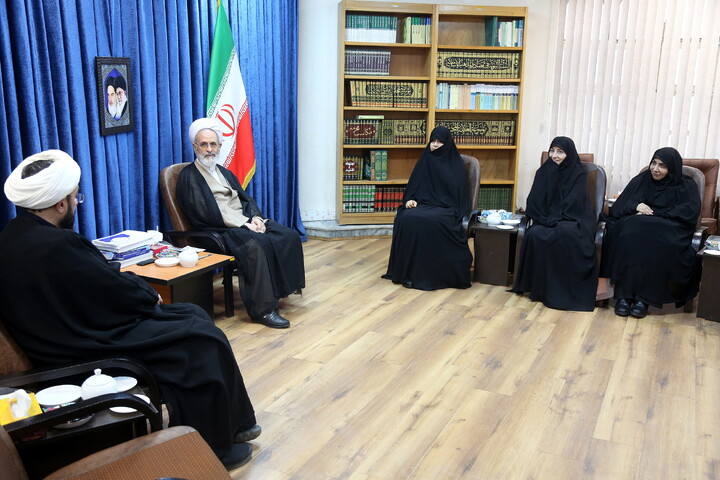 تصاویر/ دیدار رئیس ستاد ملی بزرگداشت مقام زن و مادر با آیت الله اعرافی