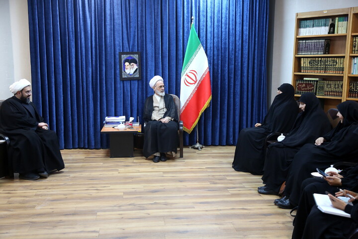تصاویر/ دیدار رئیس ستاد ملی بزرگداشت مقام زن و مادر با آیت الله اعرافی