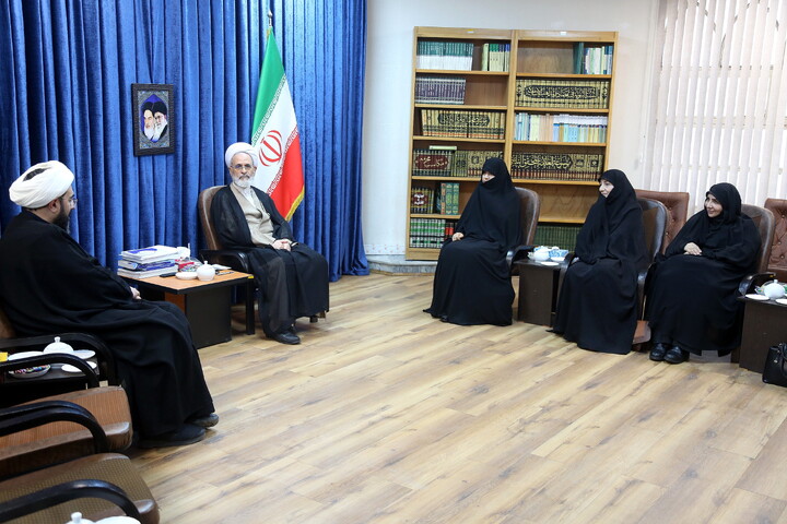 تصاویر/ دیدار رئیس ستاد ملی بزرگداشت مقام زن و مادر با آیت الله اعرافی