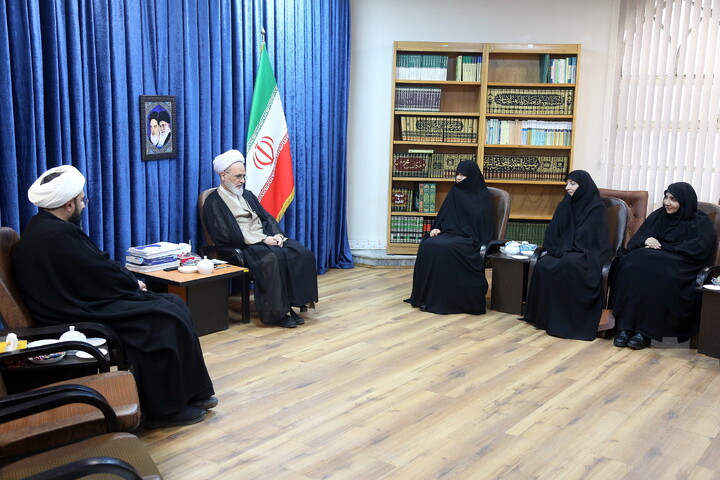 تصاویر/ دیدار رئیس ستاد ملی بزرگداشت مقام زن و مادر با آیت الله اعرافی