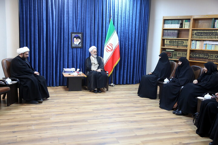 تصاویر/ دیدار رئیس ستاد ملی بزرگداشت مقام زن و مادر با آیت الله اعرافی