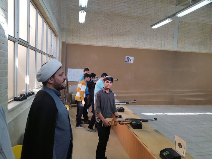 تصاویر/ مسابقات تیراندازی طلاب مدارس علمیه منطقه کاشان